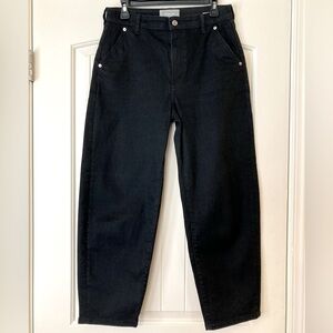Everlane black jeans in trendy barrel cut. Waist 29”